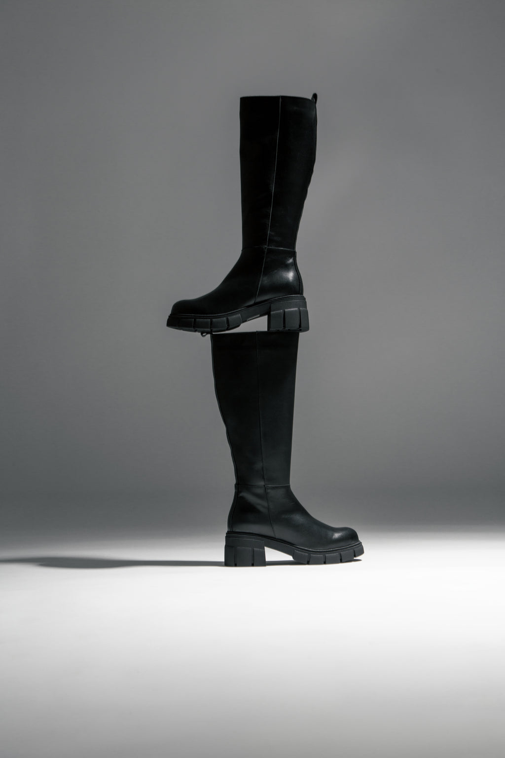 CA-1888 BOOT IN BLACK KRUST LEATHER