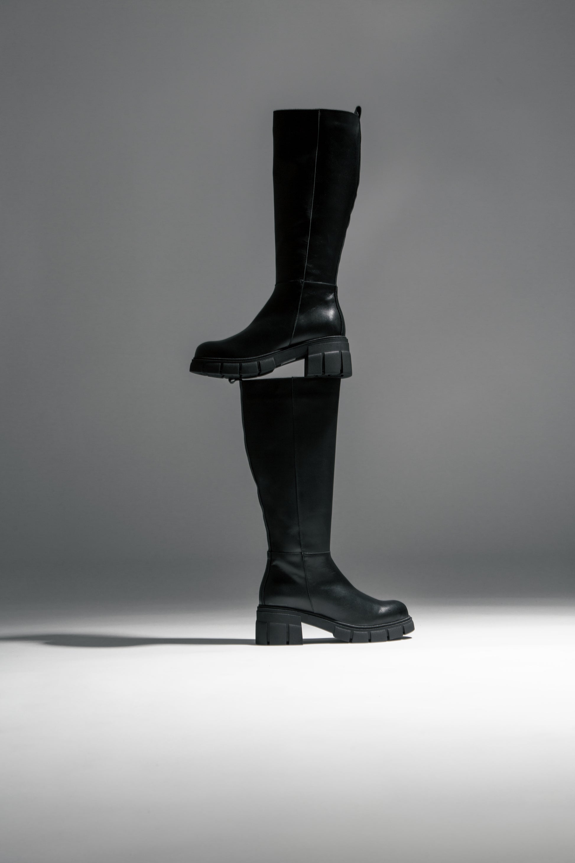CA-1888 BOOT IN BLACK KRUST LEATHER
