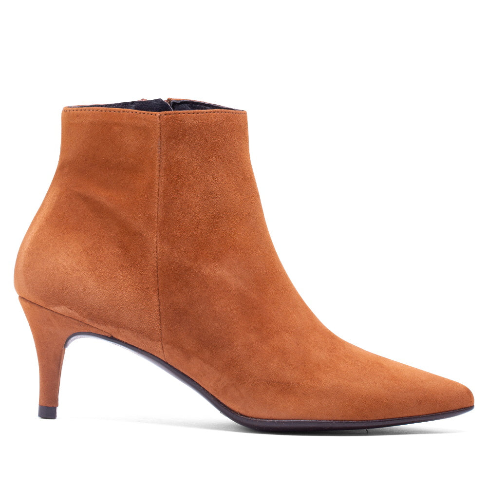 BOTIN CLAUDIA ANTE CUERO