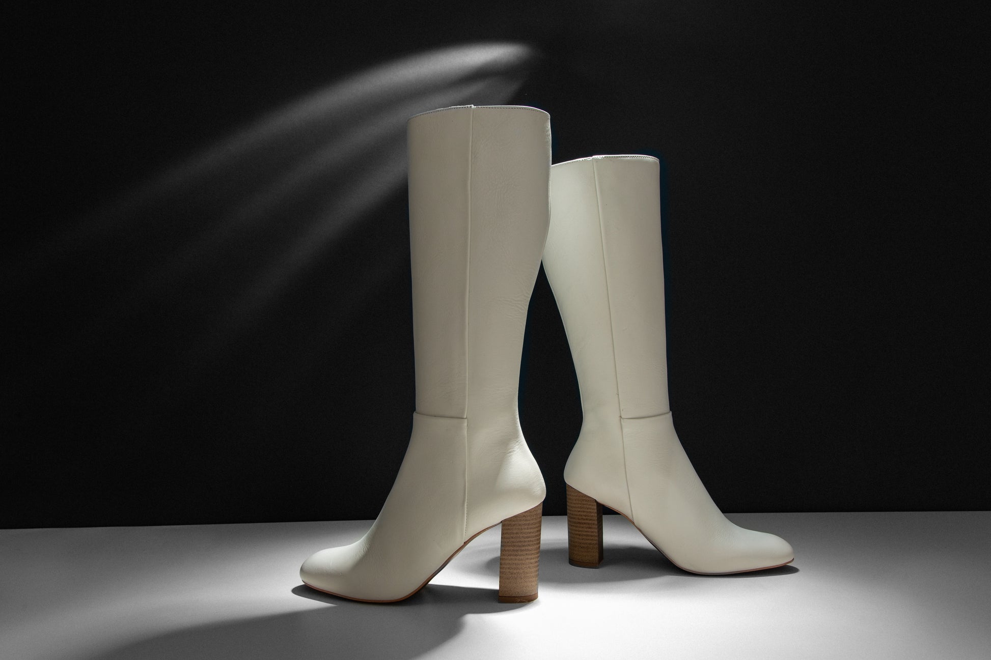CA-616 WHITE LEATHER BOOT